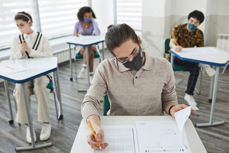 Estudiantes realizando un examen.