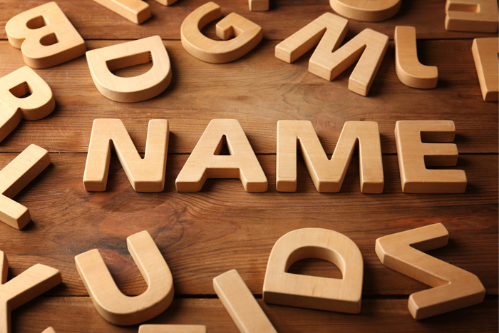 La palabra name en letras de madera