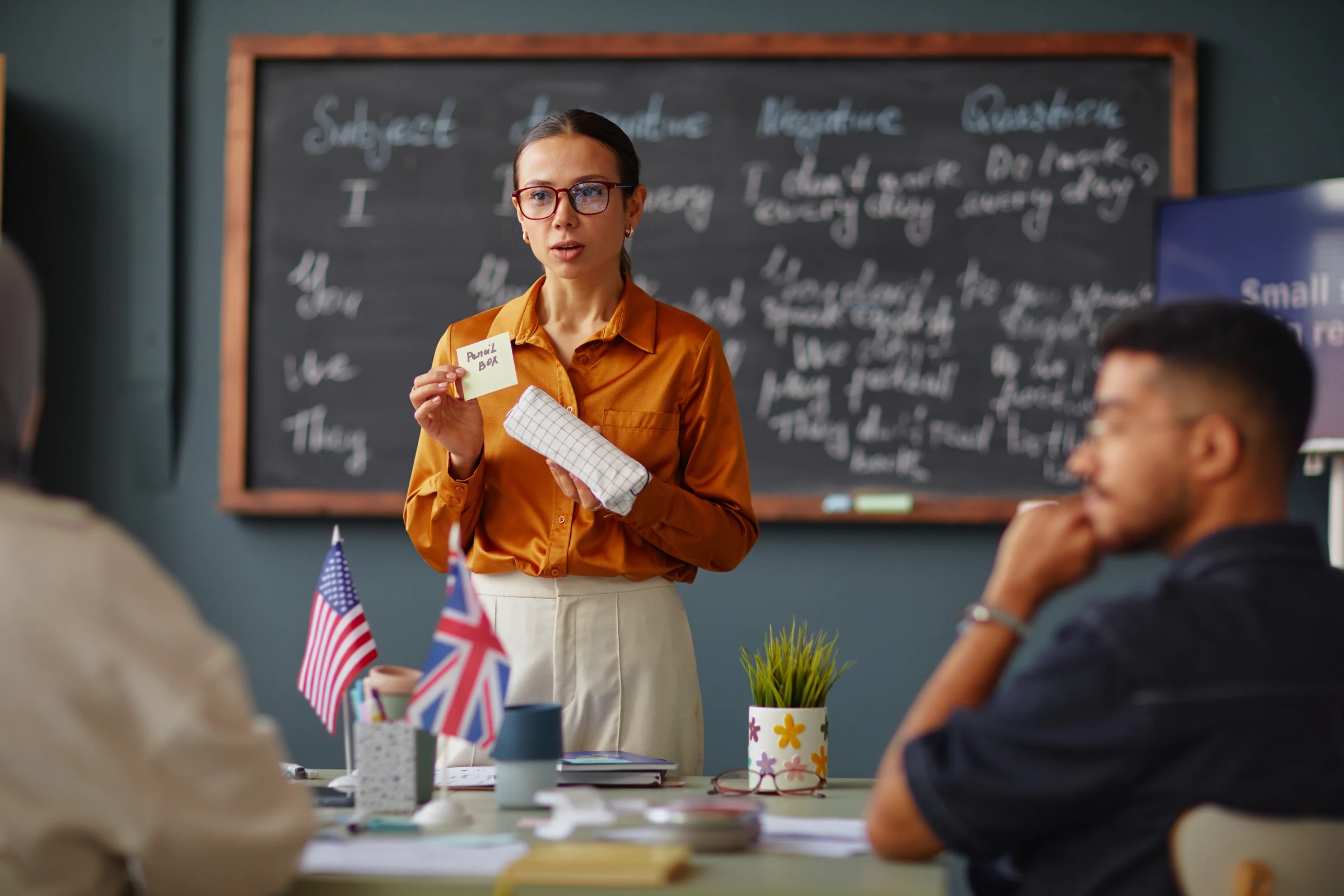 Docente de inglés explicando en clase