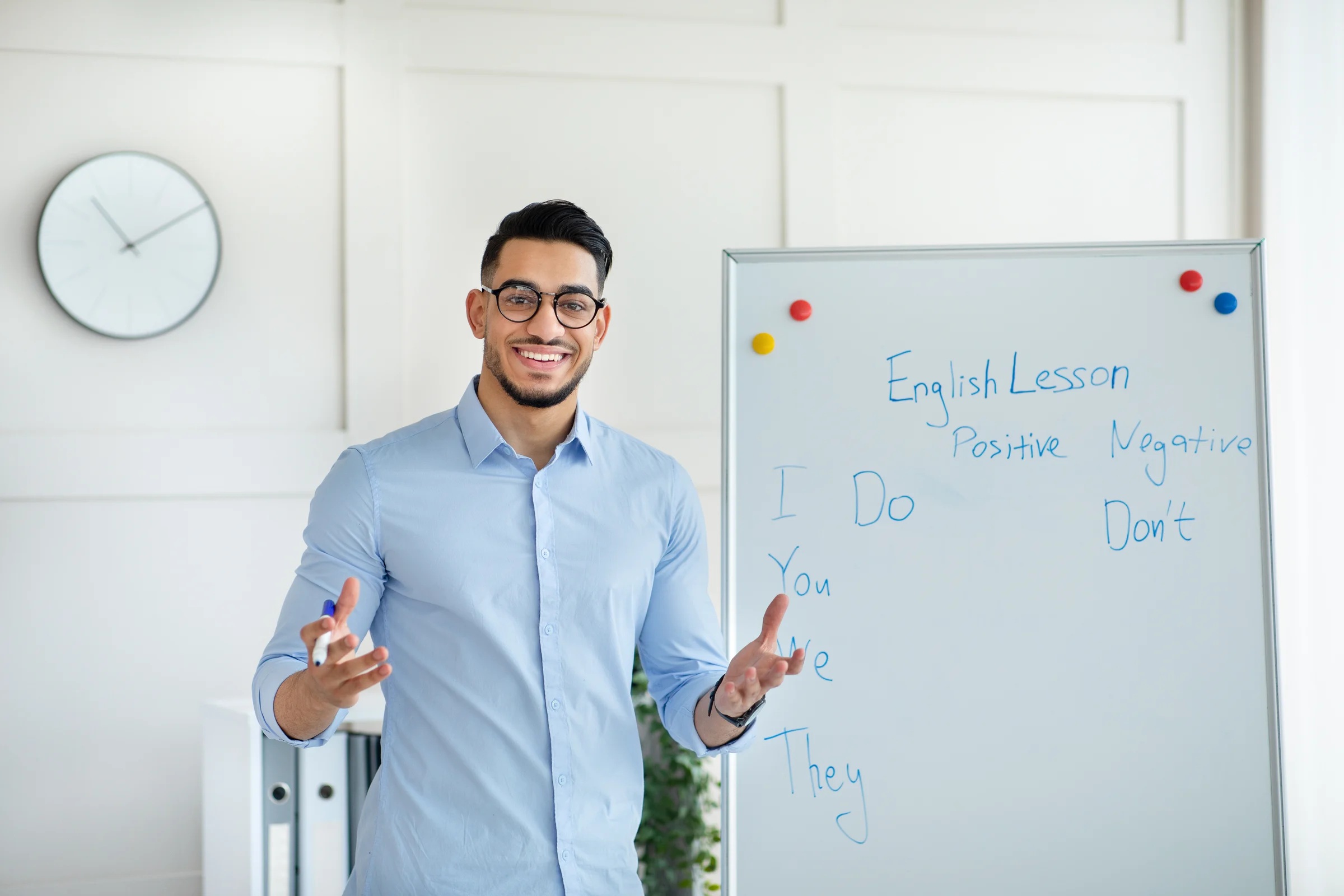 Docente impartiendo clase en línea